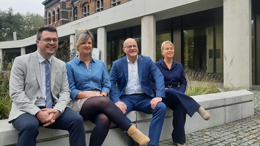 De nieuwe bestuursploeg van de provincie Oost-Vlaanderen, met onder andere Joke Schauvliege (cd&v) als gedeputeerde van Landbouw en Platteland (rechts).