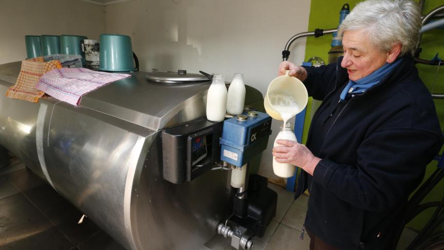 Een vrouw vult flessen met verse melk tijdens een vorige editie van Dag van de Ambachten, in de 