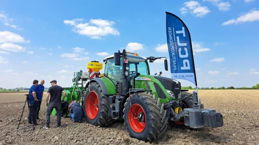 PCLT deed in 2023 proeven met verschillende granulaatstrooiers op de bekerpootmachine van AVR Ceres 440.