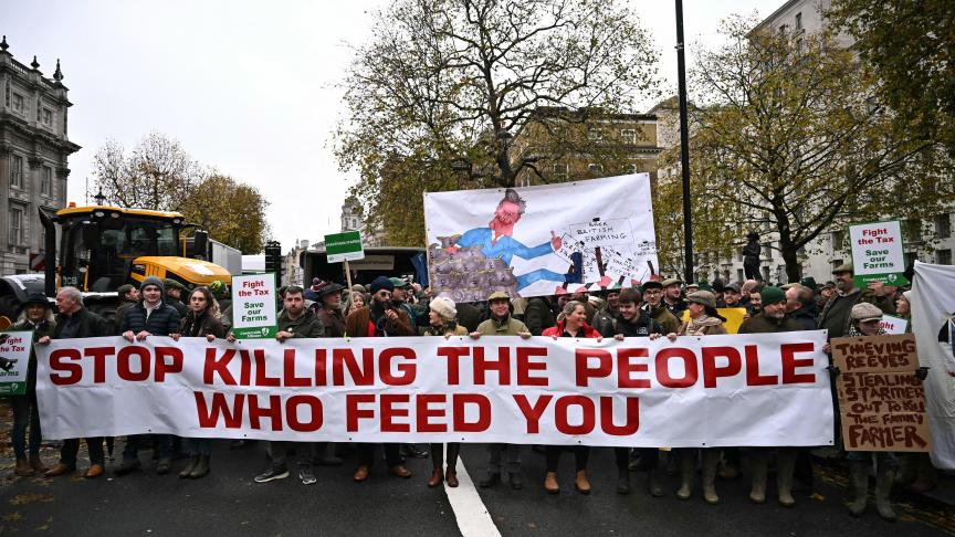 Duizenden Britse boeren zijn op 19 november afgezakt naar het centrum van Londen om te protesteren tegen de plannen van de linkse regering om een erfbelasting in te voeren voor bepaalde landbouwbedrijven.