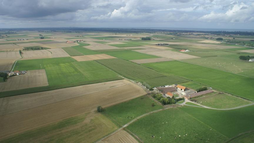 Het tijdelijk woonrecht vervalt als en zodra de voormalige landbouwbedrijfswoning ofwel niet langer betrokken wordt als hoofdverblijfplaats door die ex-landbouwer, zijn afstammelingen of hun respectievelijke gezinsleden en eveneens als er een overdracht van de woning aan andere dan deze personen plaatsvindt.