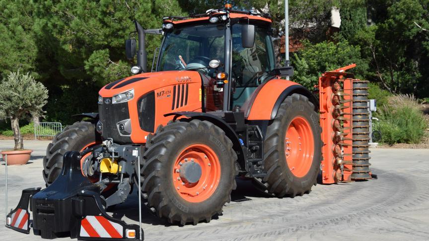 De nieuwe M7004 is de vierde generatie van de M7-serie. Kubota zet vaart achter de ontwikkeling van nieuwe autonome systemen. We zagen de M7004 dan ook zonder chauffeur rondrijden.