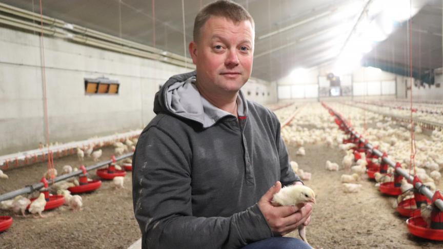 Vleeskuikenhouder Roan Boon: “Het voorverwarmen van het drinkwater is een investering die mij veel opgeleverd heeft en dan heb ik het nog niet eens over het verbeterde werkplezier in de stal.”