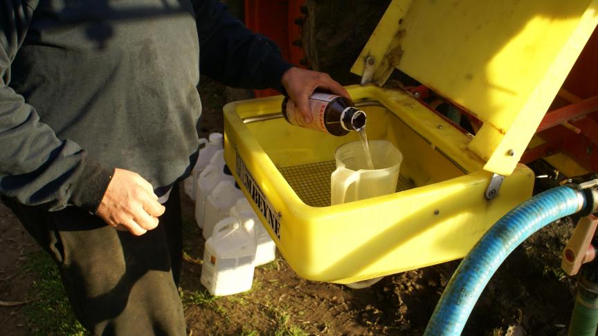 Vermijd puntvervuiling door het spuitmiddel te vullen en te spoelen op het veld of op een vul- en spoelplaats met opvang van restwater.