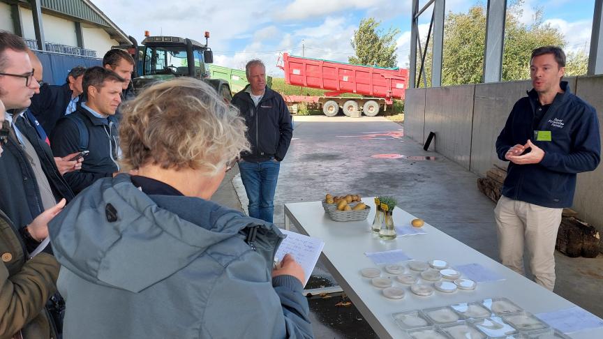 Wouter Devarrewaere (Bayers ForwardFarm- manager) geeft hier meer uitleg over het biologische product Serenade, dat in  aardappelen wordt  toegepast..