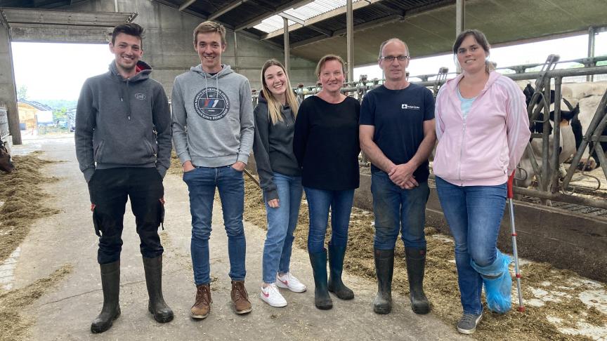 Het gezin Vandenholt, (v.l.n.r.) Michiel, Toon, Celeste, Hilde en Luc, en dierenarts Sofie Didden.