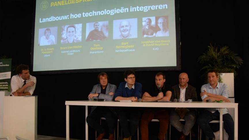 Christophe Vermeulen (Belgapom) modereerde het debat over technologieën met Geert Haesaert (UGent),  Bram Van Hecke (kabinet minister Brouns), Tom Destoop (Boerenbond), Bart Nemegheer (Aardappelhoeve)  en Jonathan Van Beek (ILVO).