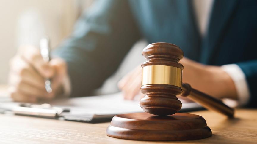 Bij een behandeling op verstek moet de rechter de afwezige partij ongelijk geven conform hetgeen de aanwezige partij vordert.