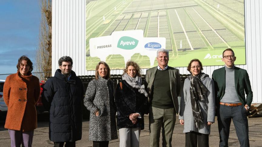 De Nederlandse ambassadeur Brechje Schwachöfer (tweede van rechts op de foto), Arvesta-CEO Niek Depoorter (derde van rechts) en enkele andere genodigden werden rondgeleid op de site.