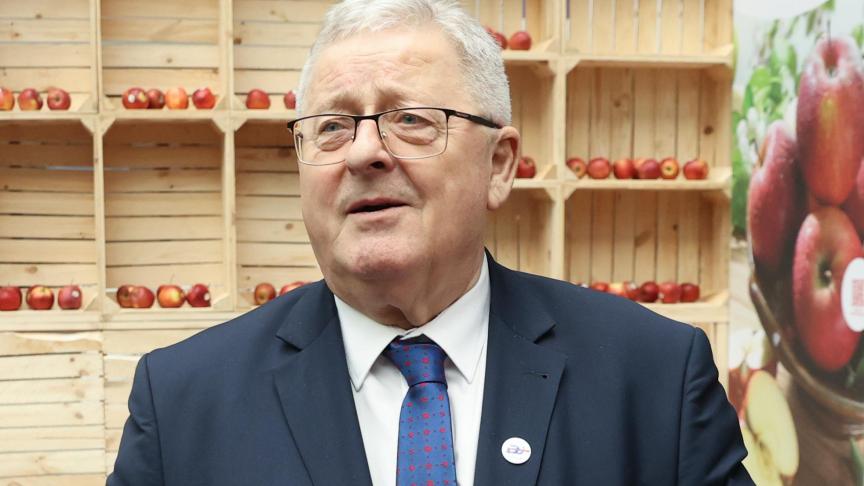 De Poolse minister van Landbouw Siekierski deelde bij de start van de landbouwraad appels uit.