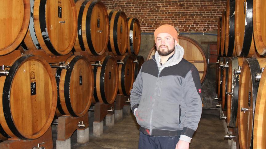 In de vroegere kalverstal laat Senne duizenden liters lambiek en cider  rijpen.