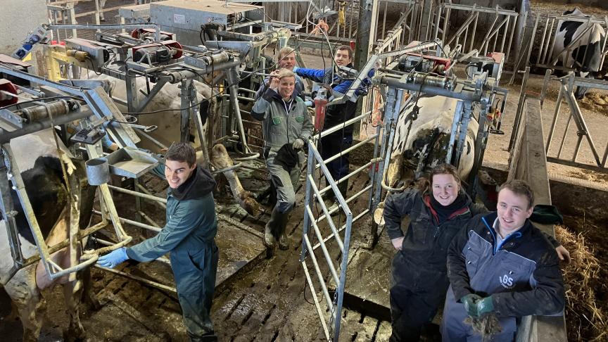 Het is van groot belang dat leerlingen in de landbouwopleiding vroeg kennismaken met klauwverzorging.