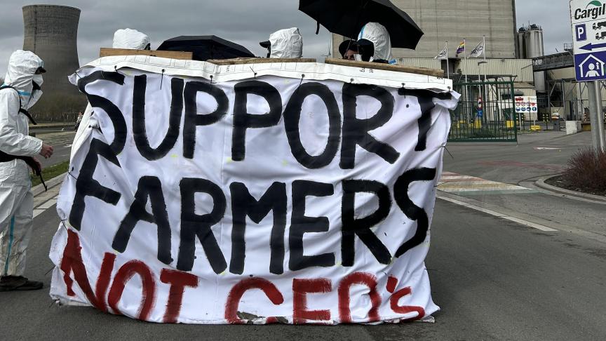 Honderden actievoerders bezetten zaterdagmiddag 1 maart het voedingsbedrijf Cargill in de Gentse haven.