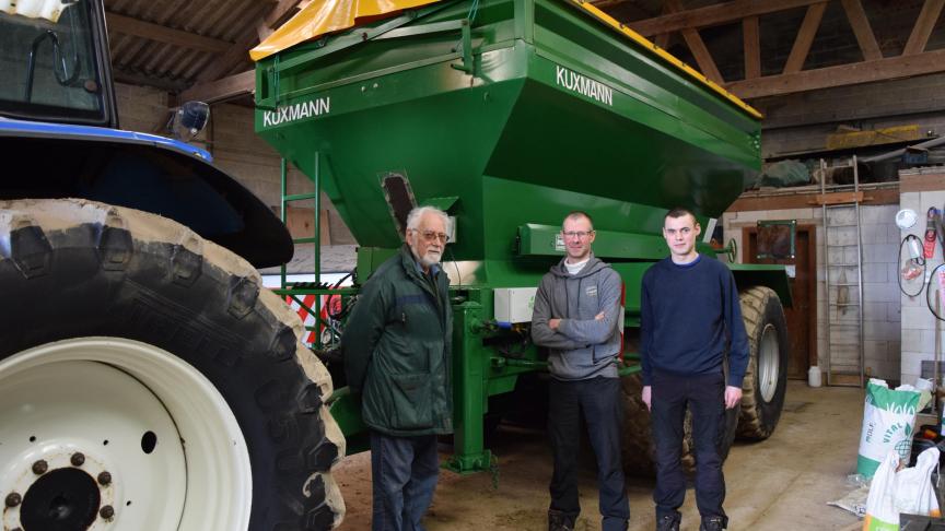 Thibau Lambrecht met grootvader Johan en nonkel Joz Verhelst voor de precisiestrooier.