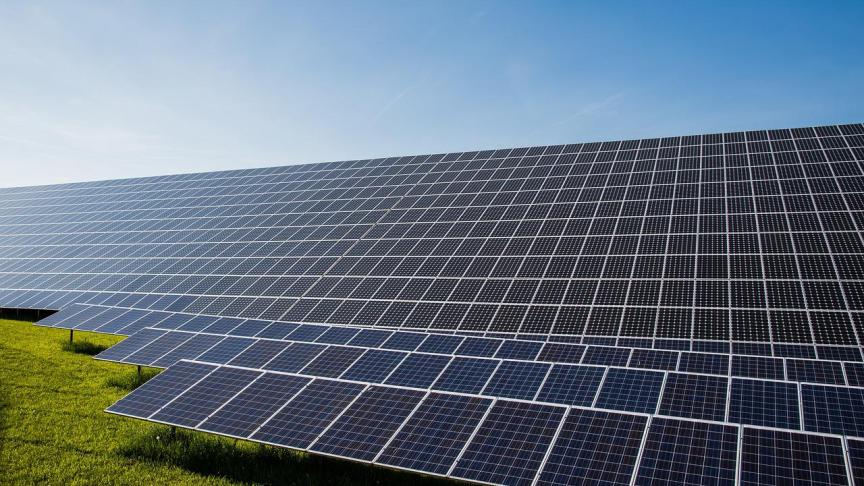 Projecten met zonnepanelen krijgen een ongunstig advies wanneer ze niet verenigbaar zijn met de agrarische bestemming van de percelen.