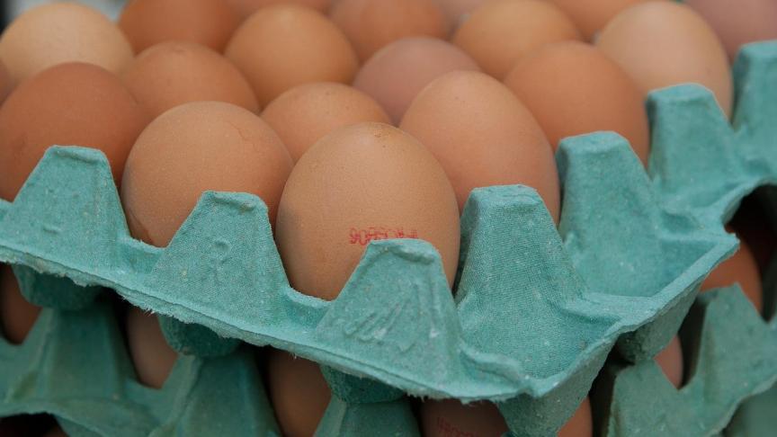 Door de uitbraak van de vogelgriep is er een schaarste aan eieren in de Verenigde Staten (VS), wat ook de prijzen opdreef.