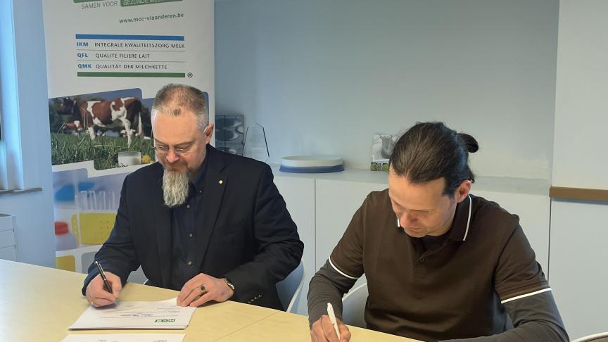 Directeur Benedikt Sas en voorzitter Tom Van Nespen ondertekenen de diploma’s van de kwaliteitsmelkers.