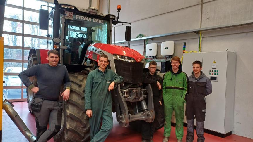 Enkele Vives-studenten bij de nieuwe Massey Ferguson-tractor.