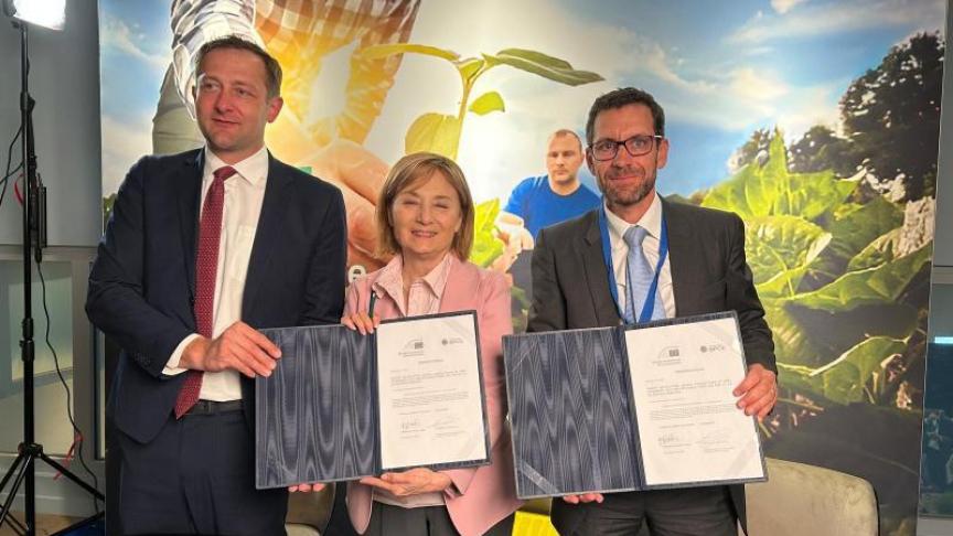 Europees commissaris Christophe Hansen (links) was aanwezig bij de ondertekening door Gelsomina Vigliotti (midden) van de EIB en Cédric Glorieux (rechts) van BPCE.
