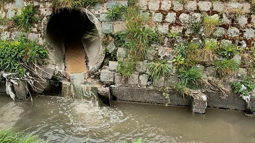 Op heel wat plaatsen loopt het huishoudelijk afval- en toiletwater nog gewoon in de gracht.