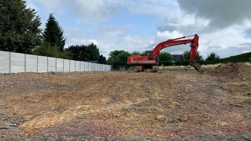 Wanneer de eigenaar die de betonnen afsluiting over de grens plaatste niet over een wettelijke of contractuele basis beschikt, kan de nabuur de verwijdering van het overschrijdende deel eisen.