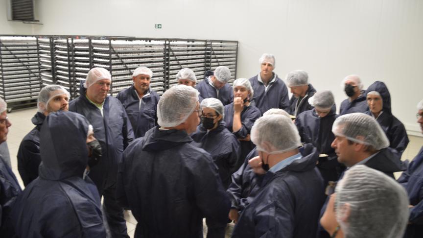 De Landsbond Pluimvee organiseerde op 23 mei opnieuw zijn pluimveetour waarbij parlementsleden en medewerkers van de commissies Dierenwelzijn, Omgeving en Landbouw werden uitgenodigd op 4 verschillende Vlaamse pluimveebedrijven.