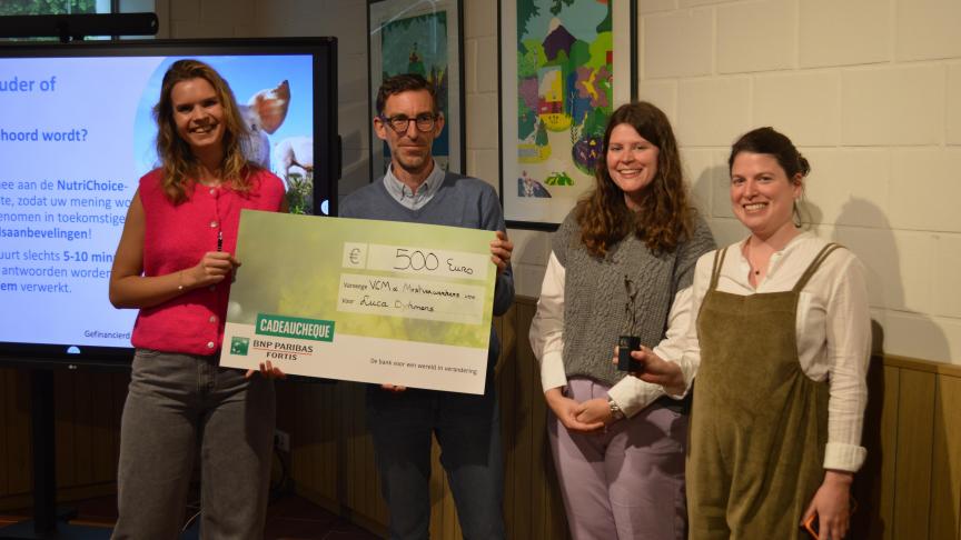 De eerste Ivan Tolpe Studentenprijs werd gewonnen door Luca Dykmans (links). Zij kreeg haar prijs uit handen van Dries Vanpeteghem van vzw Mestverwerkers (tweede van links) en Justine Brouns van VCM. Promotor Julia Santolin van Universiteit Antwerpen maakt het plaatje compleet.
