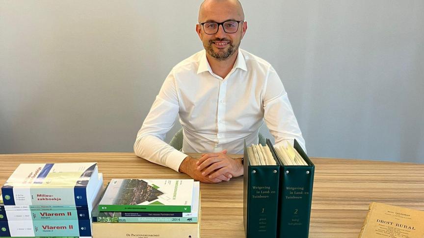De wetgeving is zo geëxplodeerd dat vandaag de dag een halve bibliotheek aan boeken nodig is om de relevante regelgevingen te kunnen duiden , toont Jan Opsommer ons.