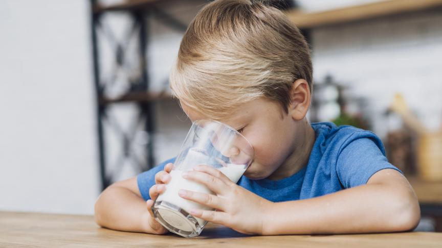 Zelfs bij kinderen tussen 3-9 jaar, bij wie de zuivelconsumptie nog het hoogst is (204 g/dag), worden de minimumaanbevelingen niet gehaald.