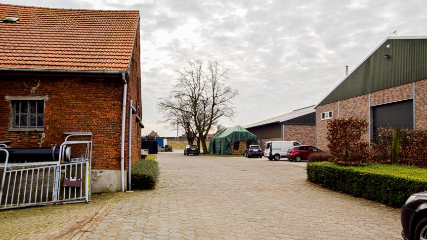 Indien het pachtcontract niets bepaalt over de wijze van het gebruik van een mee verpachte woninghoeve, staat het de pachter vrij om deze te betrekken als verblijfplaats of niet.