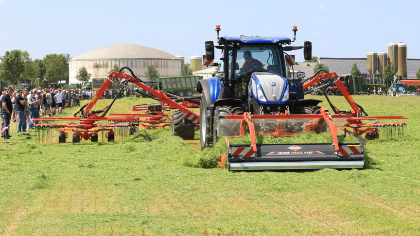 De Grasdag was opnieuw een succes. Hier de Kuhn-hark-combinatie aan het werk.