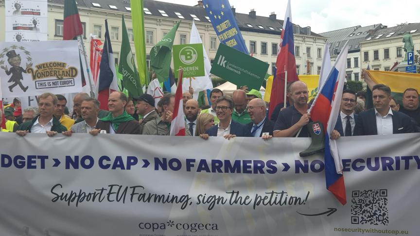 Landbouworganisaties hekelen de plannen van de Europese Commissie, die volgens hen bespaart op landbouw en voedselproductie in onzekere tijden.