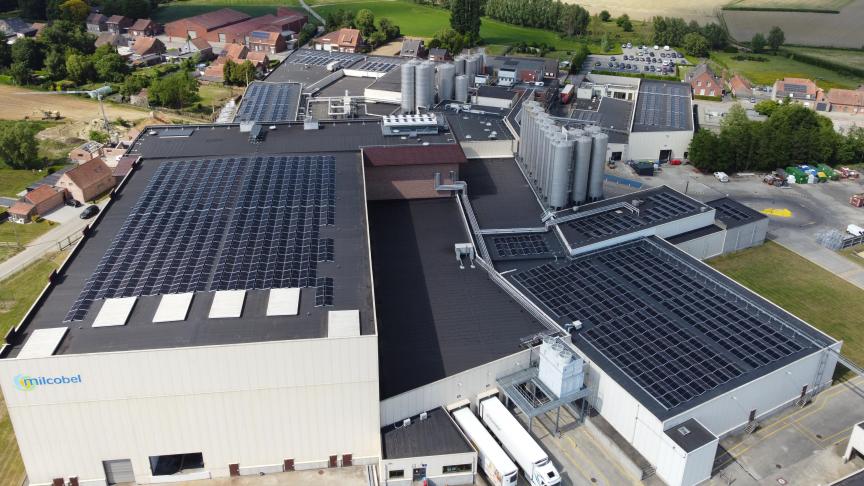 Ecopower en Beauvent installeerden 6.000 zonnepanelen op de daken van 4 productiesites van zuivelcoöperatie Milcobel.