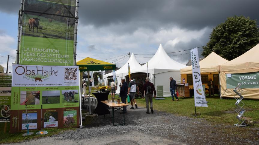 In het Village de l’agro-écologie verzamelden diverse Vlaamse en Waalse ketenpartners om bezoekers te informeren over de agro-ecologische transitie.