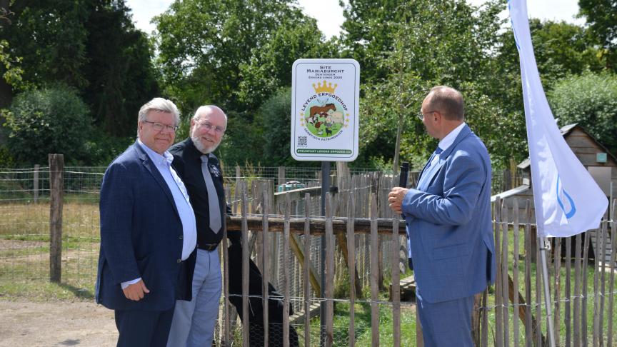 In het park van Mariaburcht werd het officiële Levend Erfgoedhoflabel onthuld.
