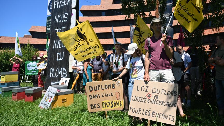 Leden van de landbouwvakbond Confederation Paysanne tijdens een protestdemonstratie tegen de wet-Duplomb in het Zuid-Franse Pau.
