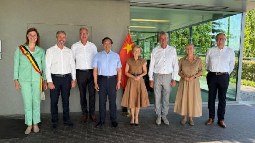 (vanaf links): Véronique Buyck (burgemeester van Ardooie), Bart Naeyaert (gedeputeerde West-Vlaanderen), Stefaan Lambrecht (Danis),ambassadeur Fei Shengchao, Ann Danis (Danis), Joris Brams (Danis), Marie Lambrecht (Danis) en Gert Vergauwen (Danis Pork Masters).