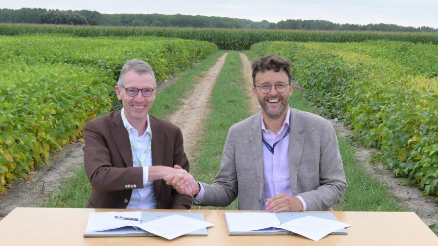 De vernieuwde samenwerkingsovereenkomst werd ondertekend door Joris Relaes van ILVO (links) en Jérôme Van Biervliet van VIB.