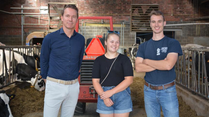 Vlaams minister van Landbouw Jo Brouns, Lio Bollen en haar vriend Robben Meyers in de melkveestal.