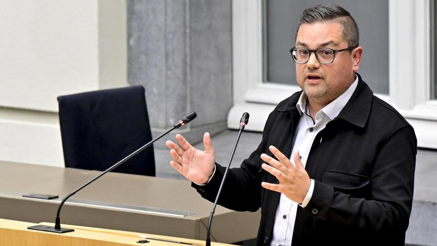 Er komt een extra commissie Leefmilieu bijeen in het Vlaams Parlement, over de lijst met landbouwbedrijven die piekuitstoters van stikstof zijn. Dat meldt Vlaams Parlementslid Andy Pieters (N-VA).