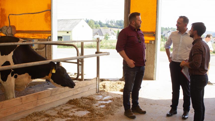 Eurocommissaris Hansen bezocht een boerderij in Tsjechië.