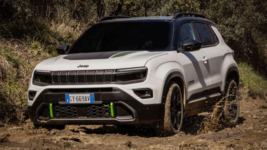De compacte SUV Jeep Avenger 4xe bewijst dat hij nu bijna overal geraakt.