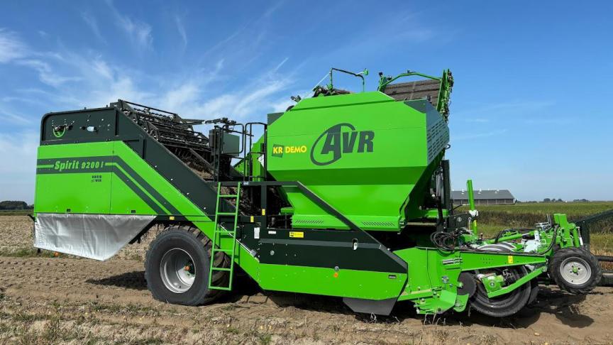 AVR brengt de nieuwe Spirit 9200i VW getrokken aardappelrooier uit.