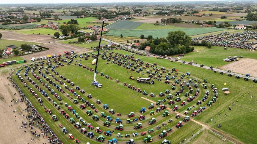 Met 1.318 tractoren in 1 onafgebroken colonne werd het Canadese record van 1.231 voertuigen overtuigend gebroken.