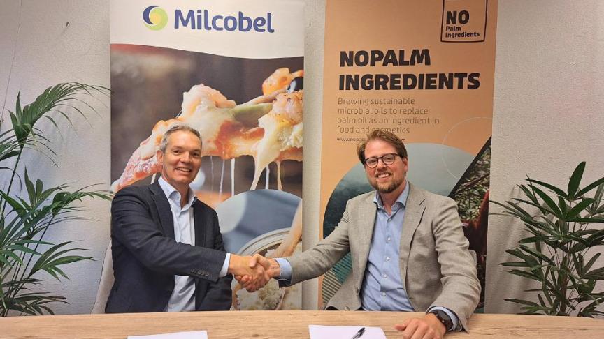 Francis Relaes, Managing Director Milcobel Premium Ingredients, en Lars Langhout, CEO van NoPalm Ingredients, ondertekenden de samenwerkingsovereenkomst.