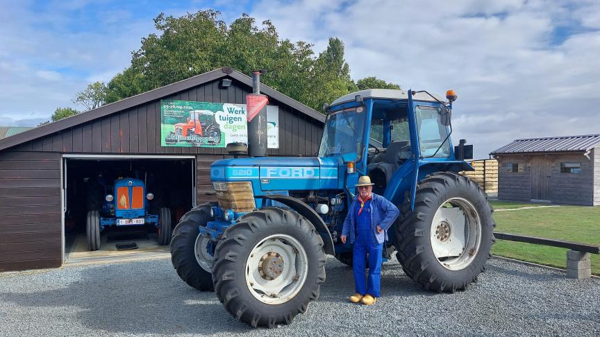Ivan De Graeve voor zijn Ford 8210  en op de achtergrond een  Fordson Major.