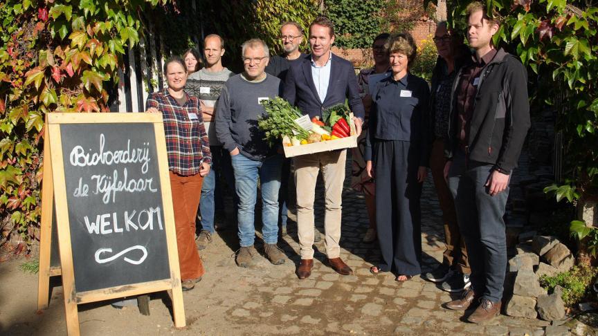 Vlaams minister van Landbouw Jo Brouns (centraal, met groenten) ging op biobedrijf De Kijfelaar in Noorderwijk in gesprek met 4 bioboeren.