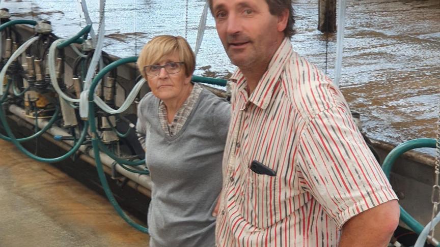 Wim Engelbosch en zijn moeder in de melkveestal.