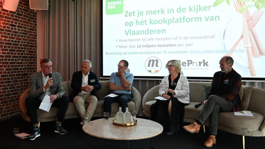 Het feest voor 25 jaar Belpork werd afgesloten met een debat met vanaf links Yvan Dejaegher, Gino Van Ossel, Dirk Van Stappen, Ingrid Boom en Gert Engelen.