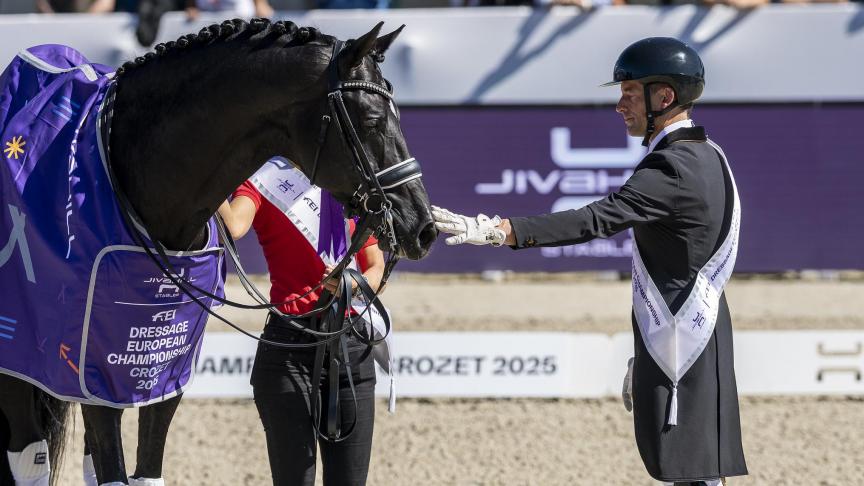 Een ontroerend moment tussen ruiter Justin Verboomen en topdressuurpaard Zonik Plus, net na de prijsuitreiking op het EK in Crozet (Frankrijk).